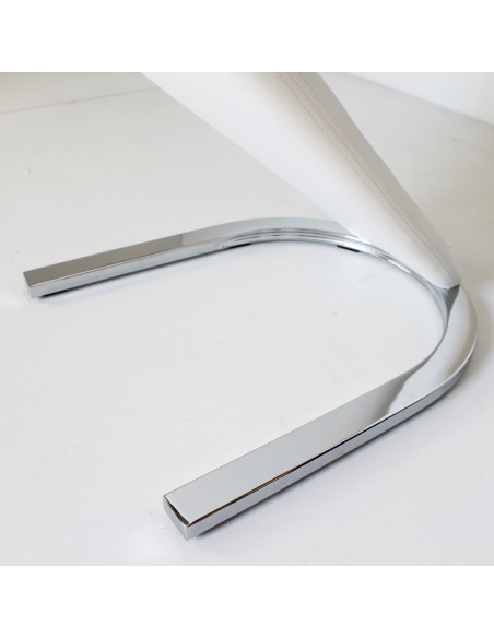 Silla tapizada con base en acero cromado