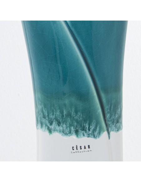 Jarrón de cerámica en blanco y azul