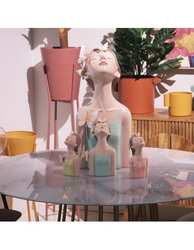 Figura resina mujer con mariposas