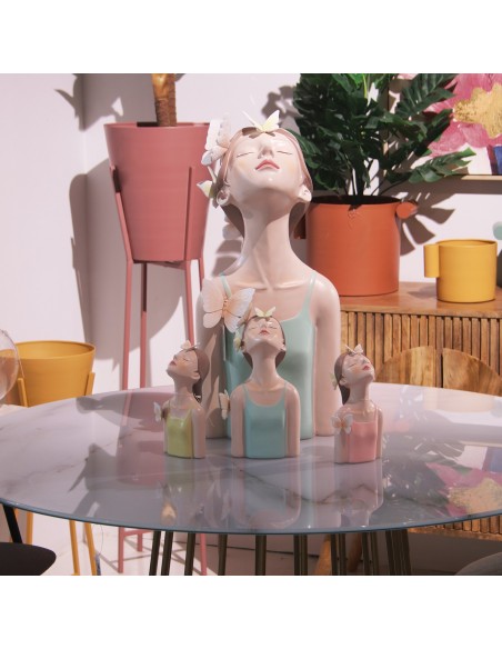 Figura resina mujer con mariposas