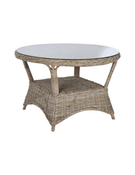 Mesa de comedor de ratán natural.