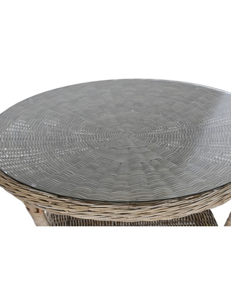 Mesa de comedor de ratán natural.