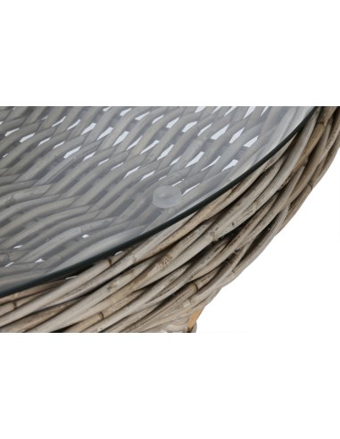 Mesa de comedor de ratán natural.