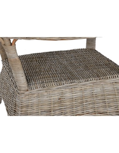 Mesa de comedor de ratán natural.