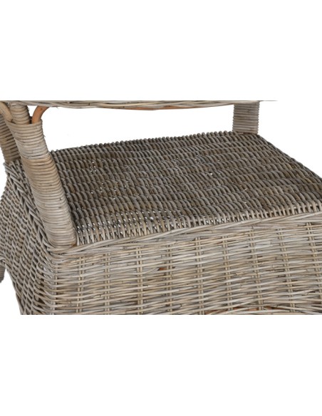 Mesa de comedor de ratán natural.