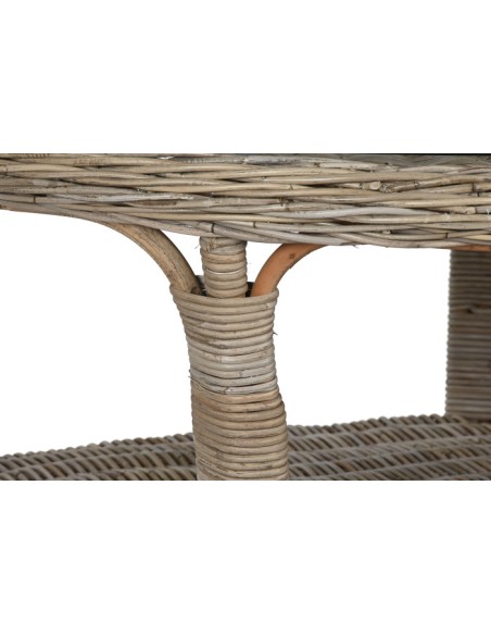 Mesa de comedor de ratán natural.