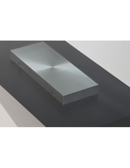 Mesa de comedor de madera y cristal.