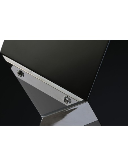 Mesa de comedor de madera y cristal.