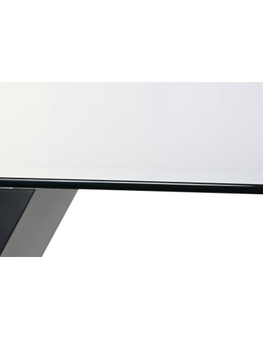 Mesa de comedor de madera y cristal.