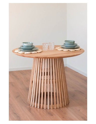 Mesa de comedor madera natural.