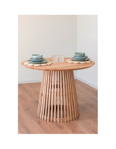 Mesa de comedor madera natural.