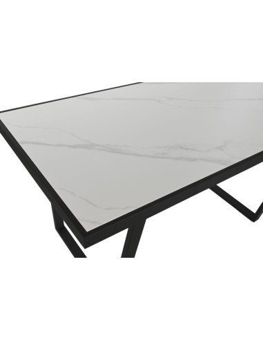 Mesa de comedor de piedra y metal.