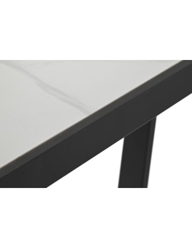 Mesa de comedor de piedra y metal.