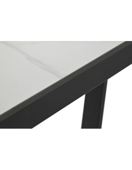 Mesa de comedor de piedra y metal.