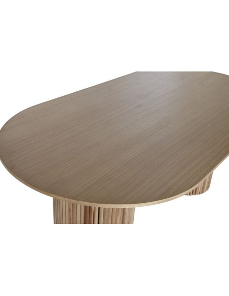 Mesa de comedor ovalada con puertas.