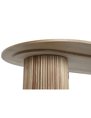 Mesa de comedor ovalada con puertas.