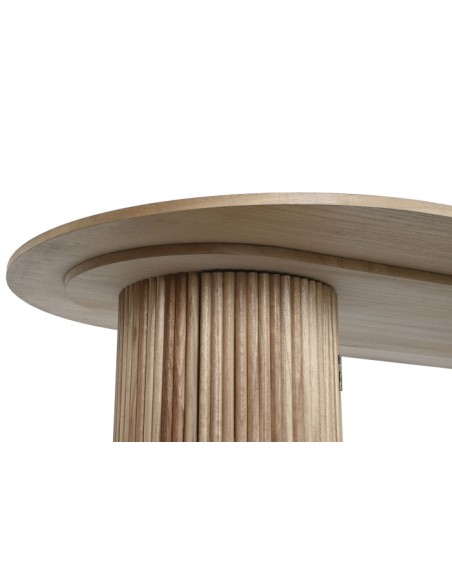 Mesa de comedor ovalada con puertas.