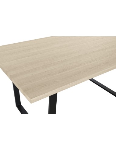 Mesa de comedor madera natural y patas de metal.