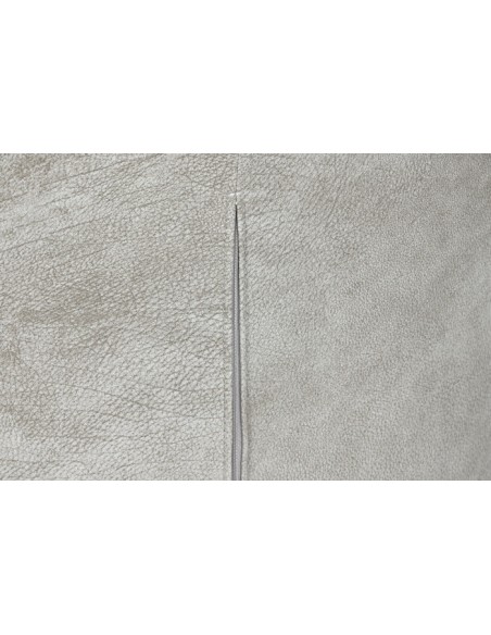 Silla de pu en gris oscuro con patas metal.