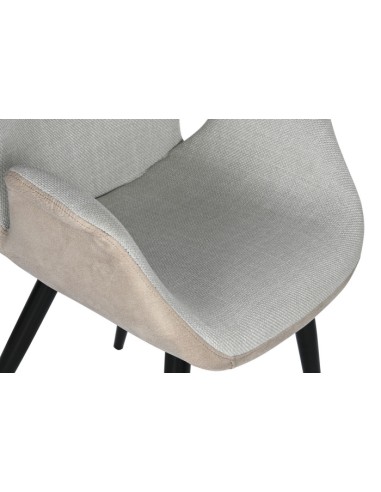 Silla de pu en beige con patas de metal.