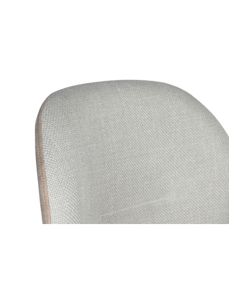 Silla de pu en beige con patas de metal.