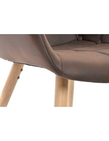 Silla de piel marrón con patas madera