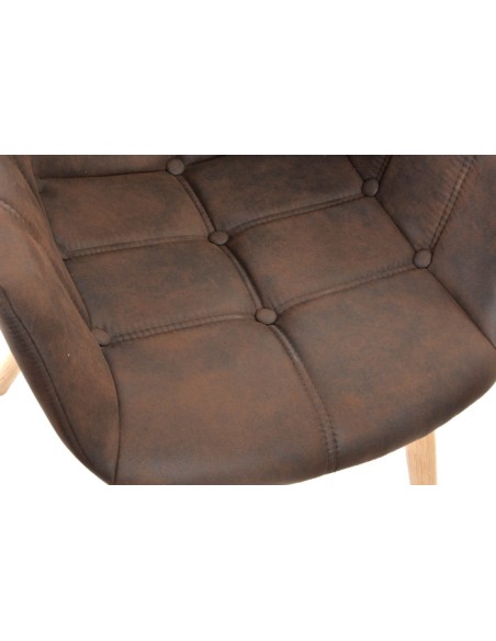 Silla de piel marrón con patas madera