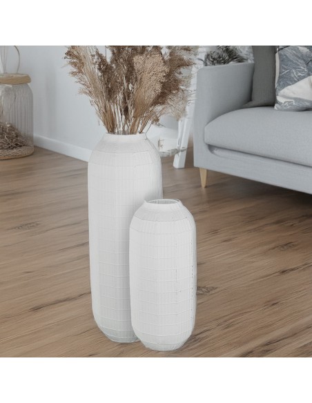 Jarrón de metal en blanco granulado