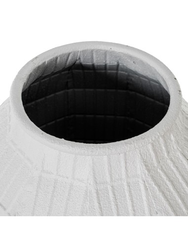 Jarrón de metal en blanco granulado