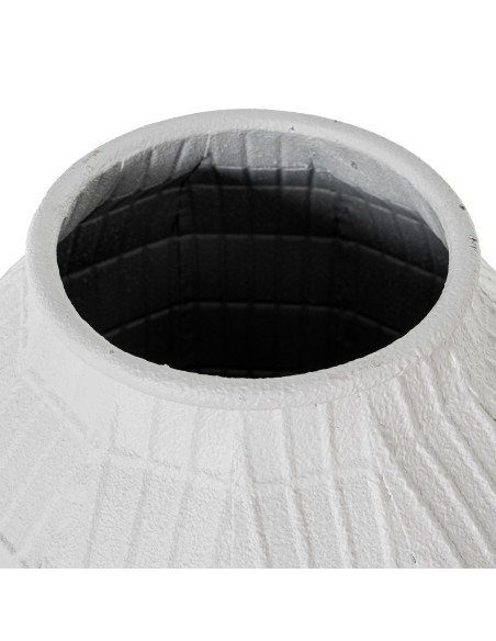 Jarrón de metal en blanco granulado