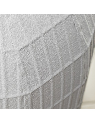 Jarrón de metal en blanco granulado