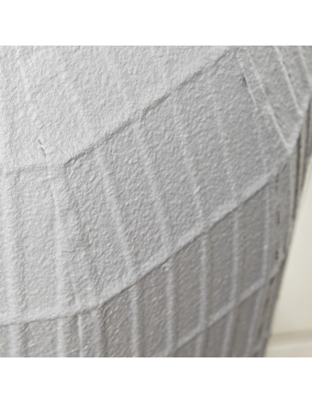 Jarrón de metal en blanco granulado