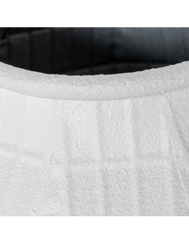 Jarrón de metal en blanco granulado