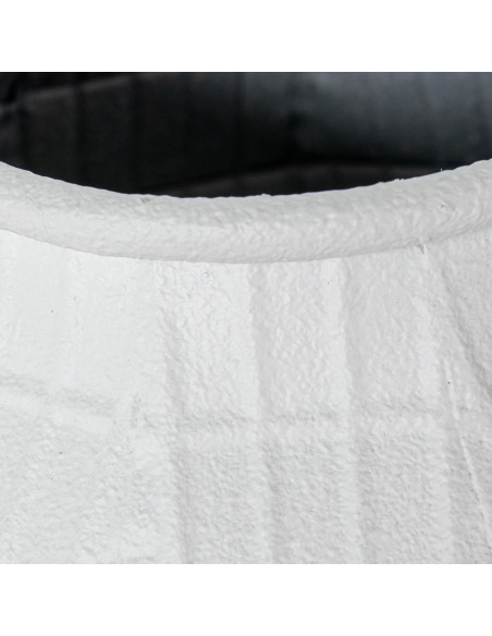 Jarrón de metal en blanco granulado