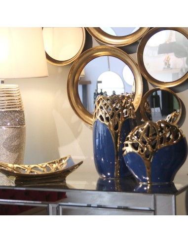 Jarrón de cerámica calado azul y dorado alto.