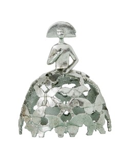 Figura de resina de menina en plata grande